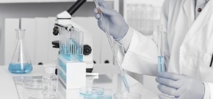 hombre-en-laboratorio-trabajando-con-microscopio